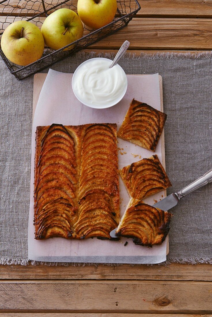 Apple tart with cream