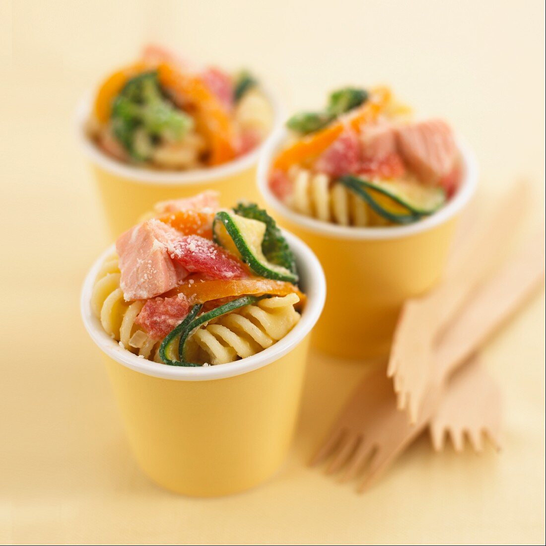 Pasta salad with salmon and vegetables