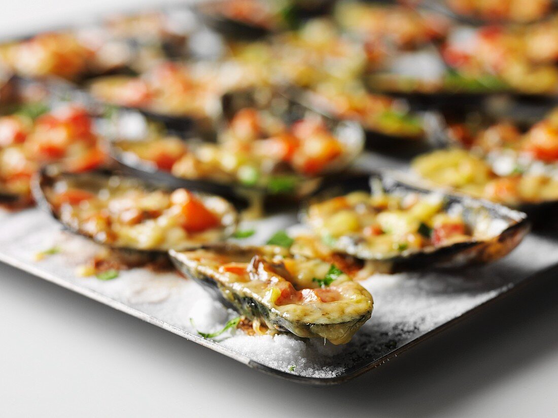 Mussels topped with Västerbotten cheese and baked