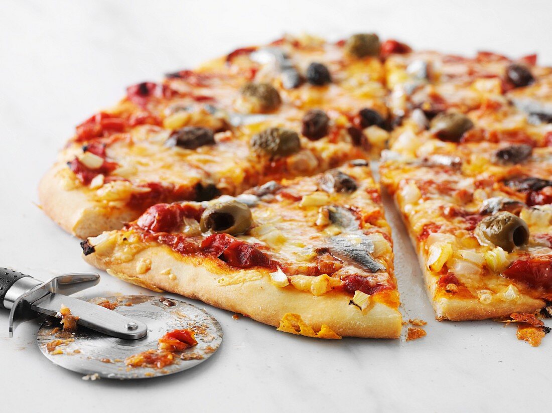 Pizza mit Tomaten, Oliven und Västerbotten-Käse