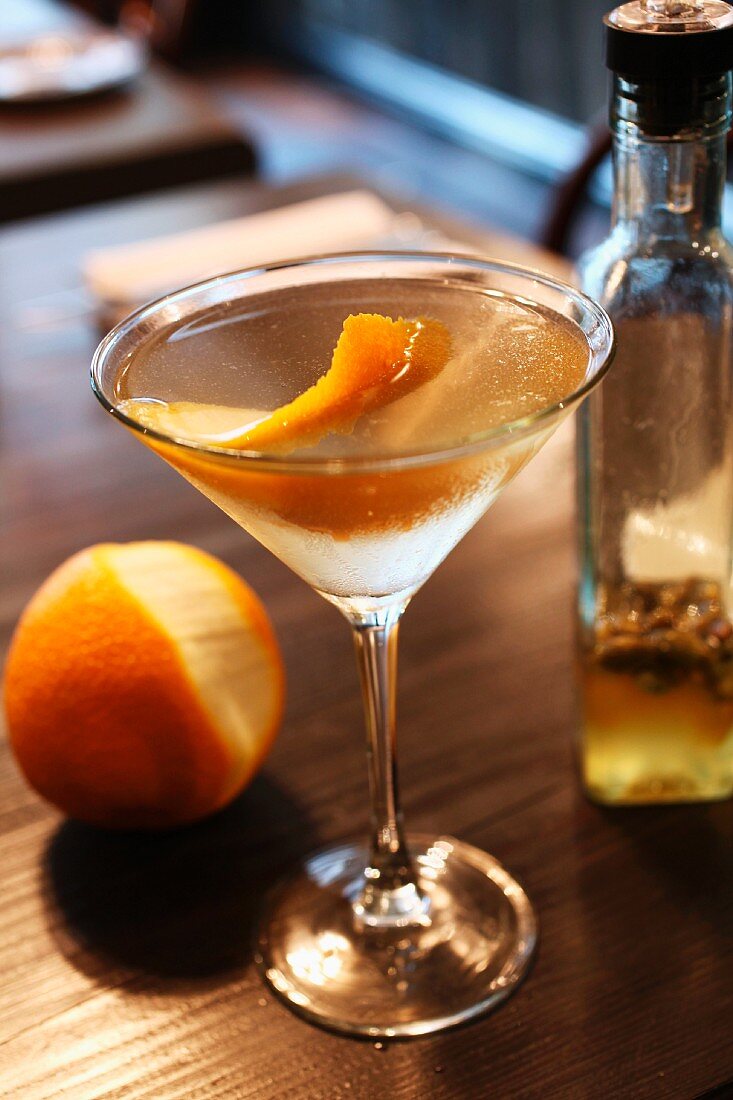 Ein Glas Martini, garniert mit Orangenschale