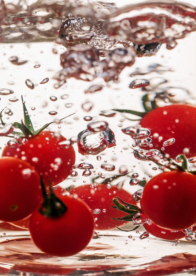 Cherry tomatoes in water