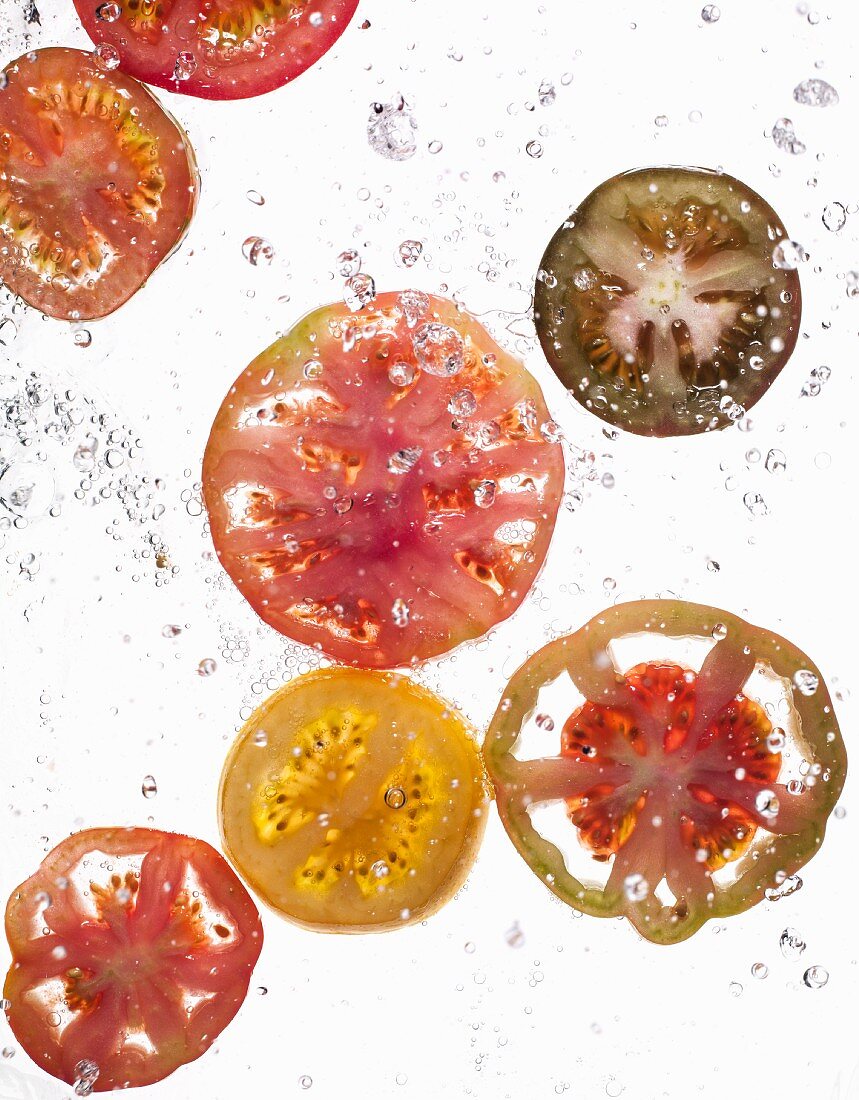 Tomatenscheiben im Wasser