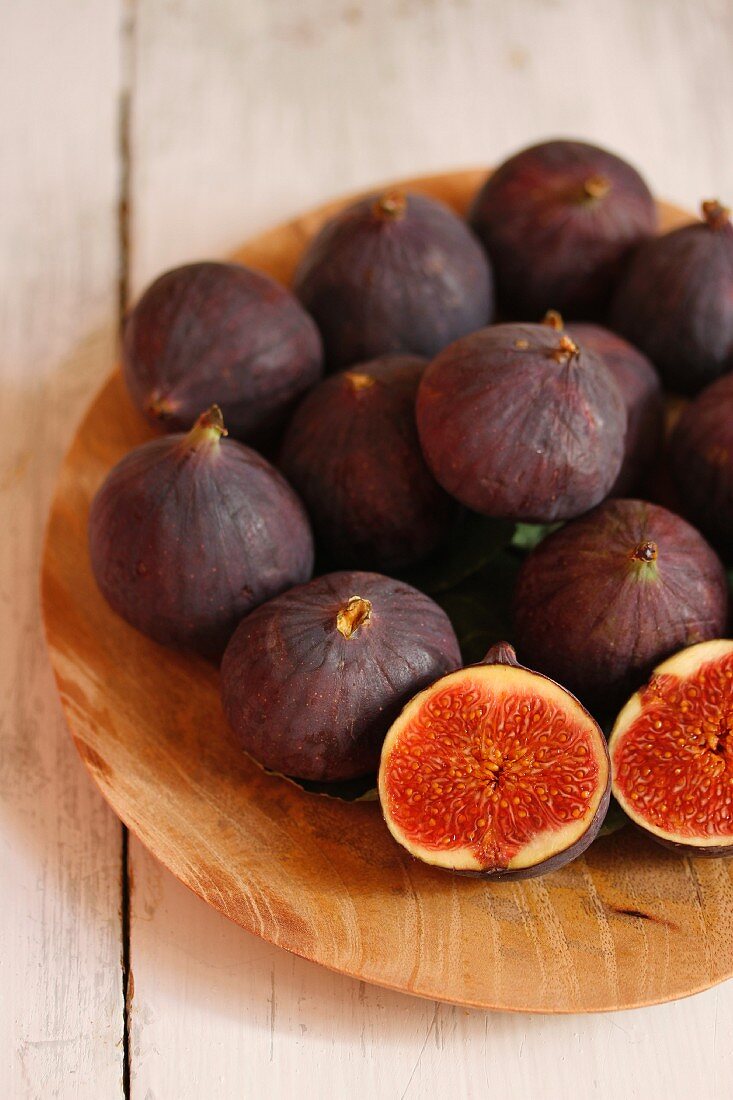 Fresh figs on a wooden plate