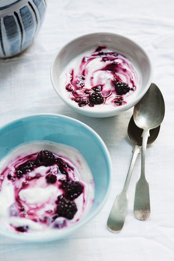 Yoghurt with blackberry compote