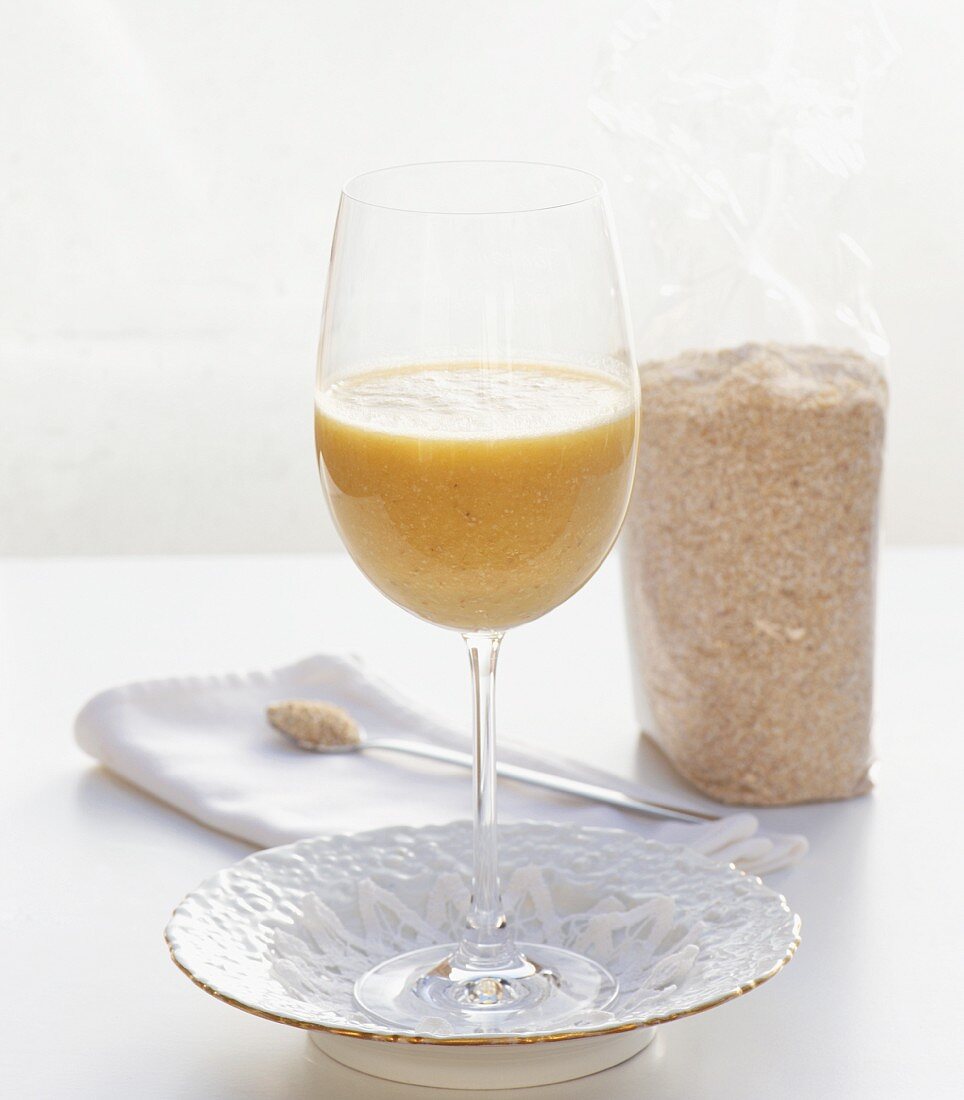 Banana & orange drink with oat bran