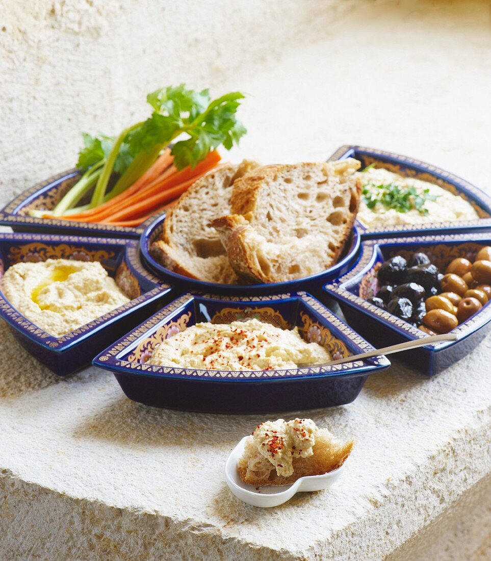 Hummus mit Rohkost, Oliven und Brot