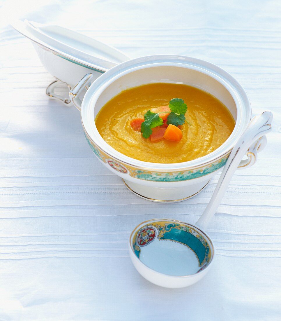 Cream of carrot soup with ginger and garlic