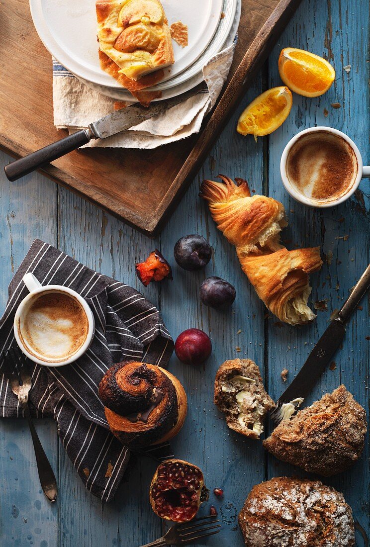 Frühstückstisch mit Gebäck, Kaffee und Obst