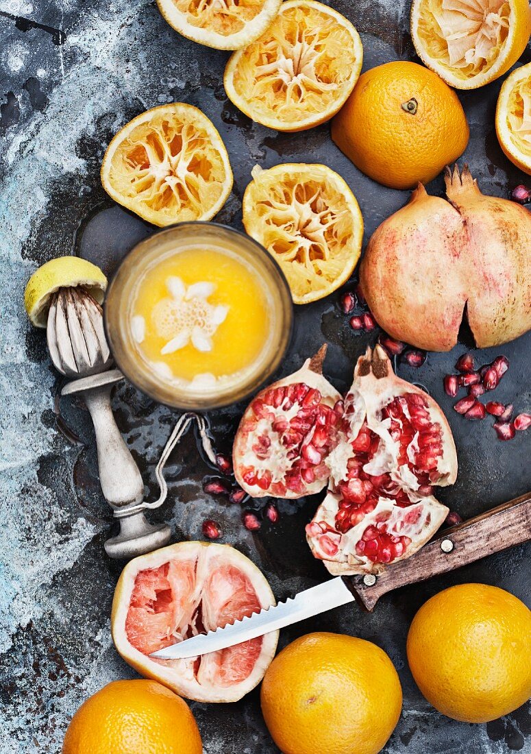 Frischer Saft von Orangen, Grapefruits und Limetten