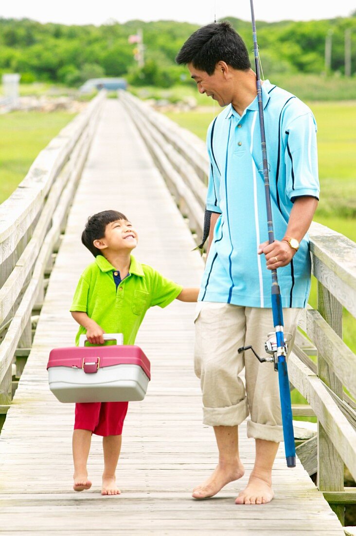 Vater und Sohn gehen Angeln