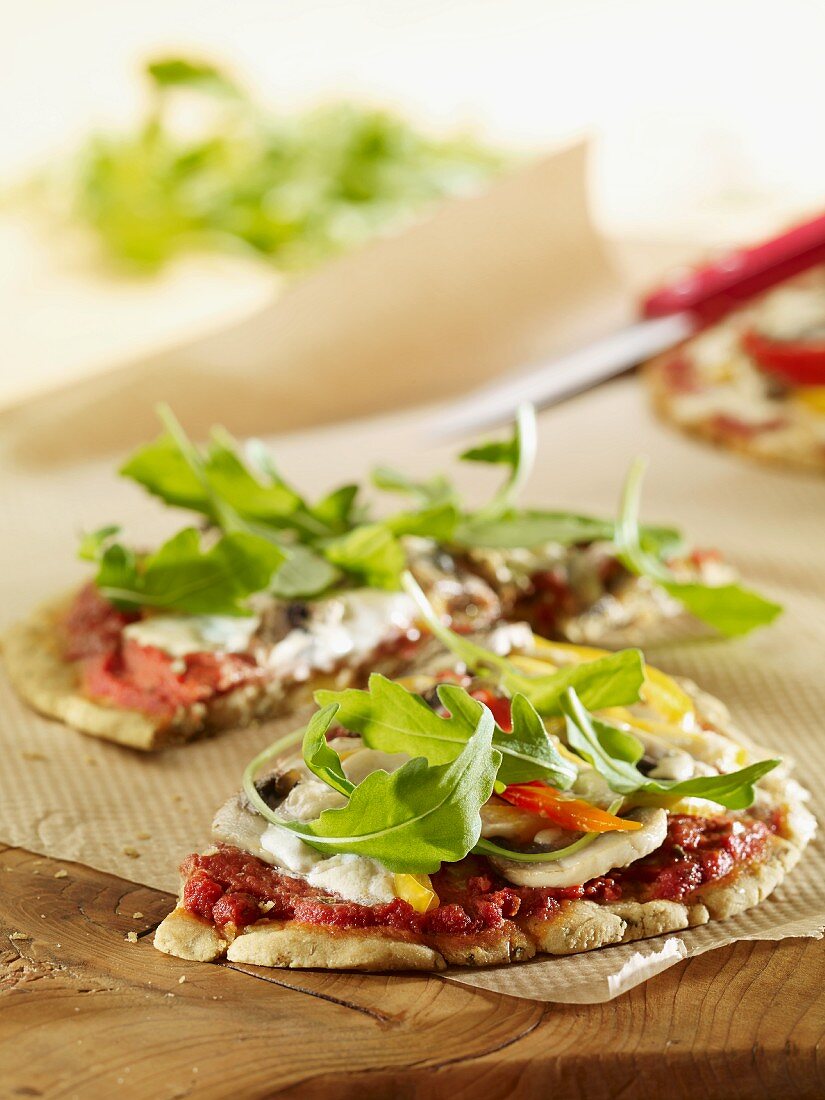 Pizza mit Mozzarella und Rucola