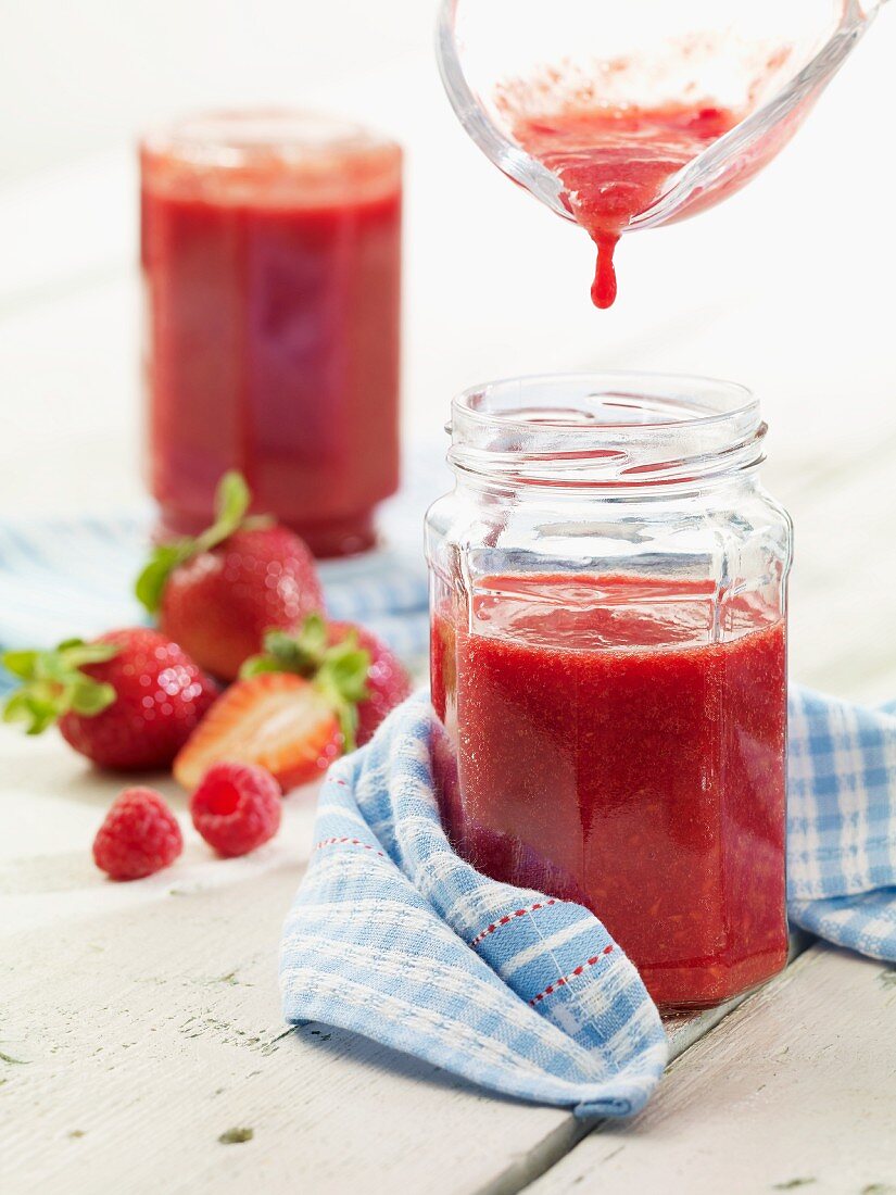 Erdbeer-Himbeer-Marmelade im Glas