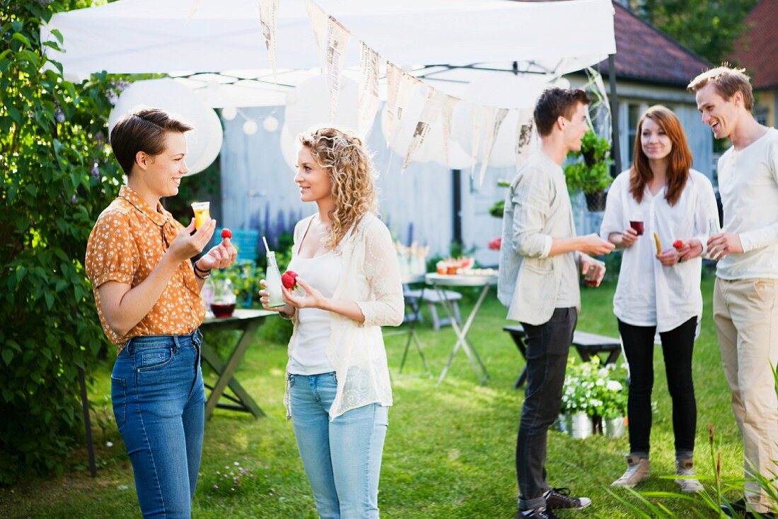 Junge Leute feiern Gartenfest