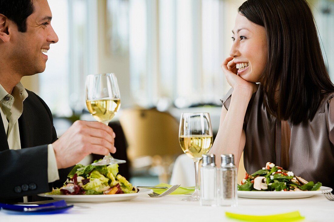 Paar unterhält sich beim Essen im Restaurant