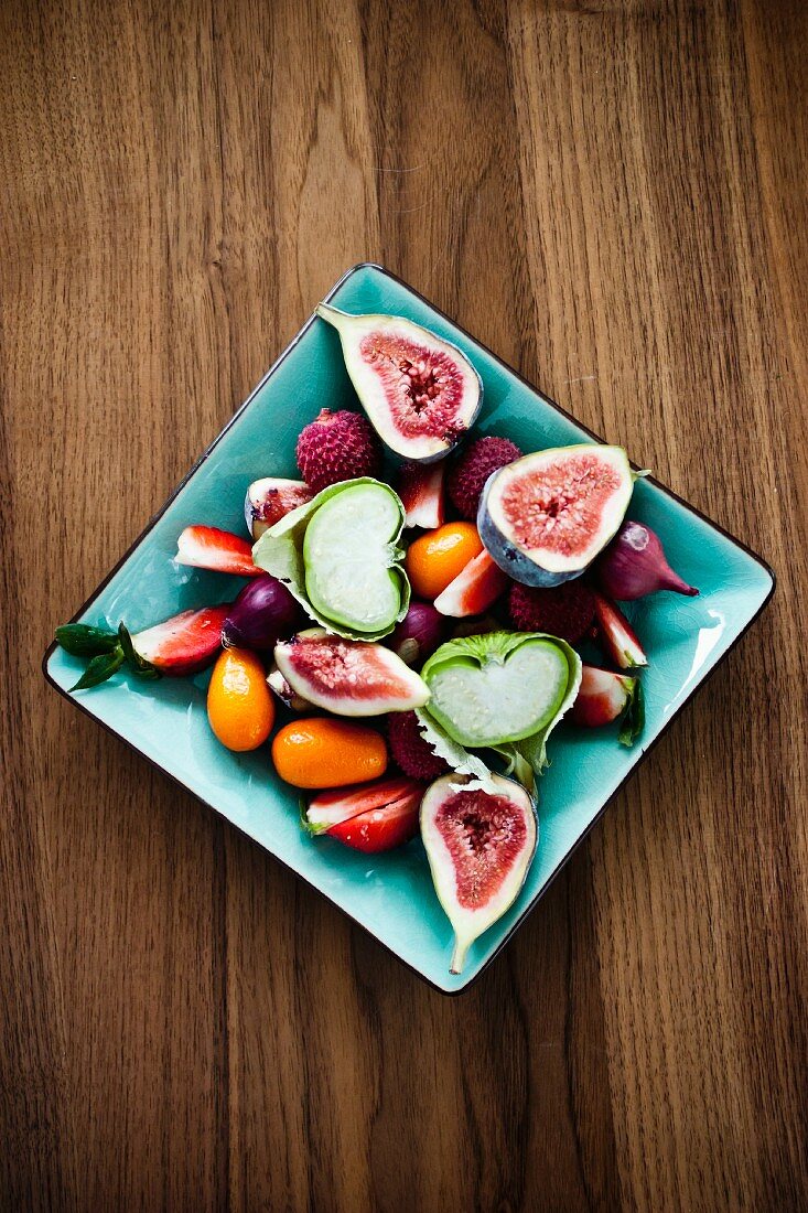 Obstsalat mit exotischen Früchte auf Teller (Aufsicht)