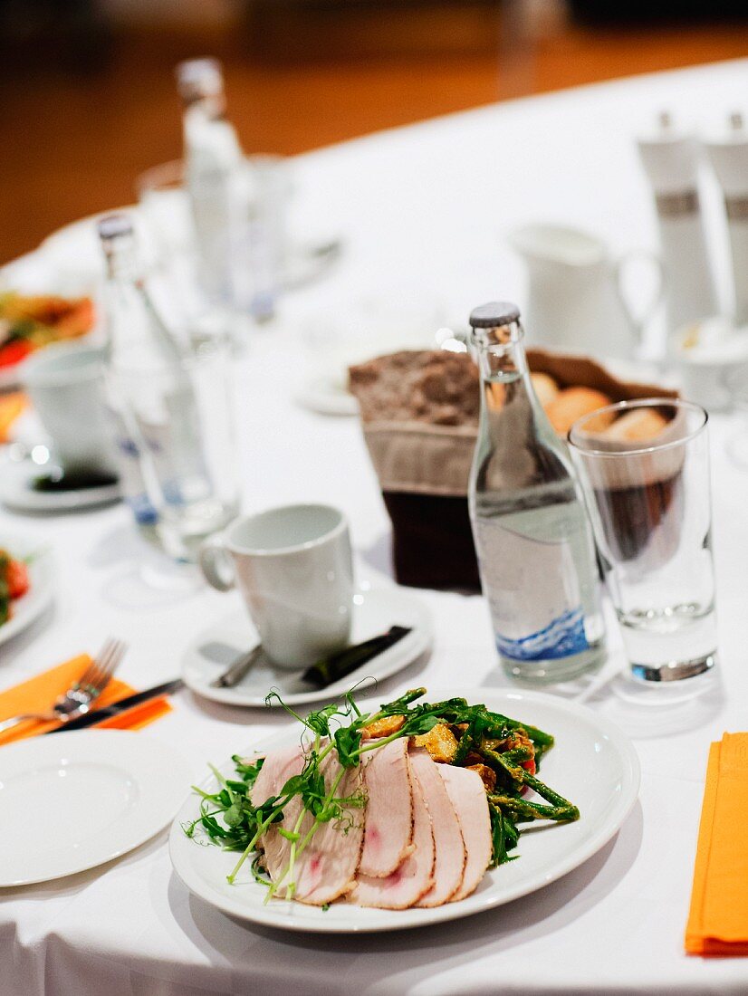 Gedeckter Tisch für ein Business-Essen