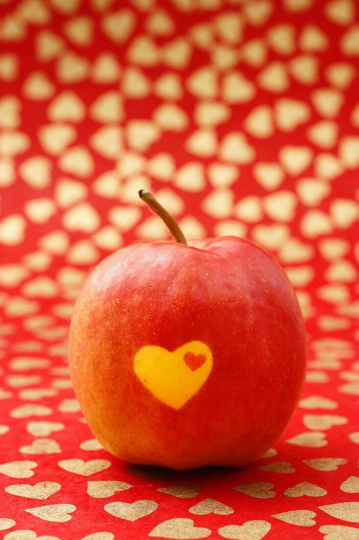 Roter Apfel mit Herzen