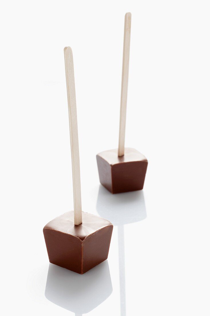 Trinkschokoladenwürfel mit Holzstäbchen