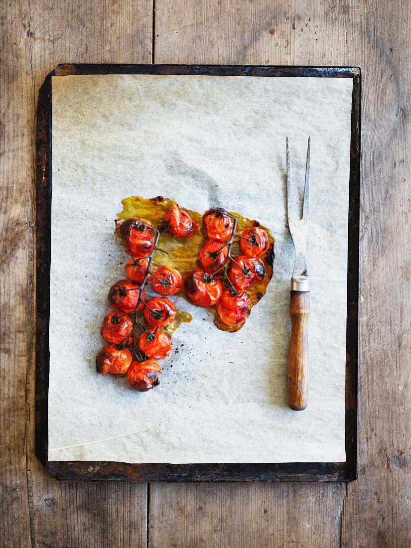 Gebratene Tomaten auf einem Backblech mit Backpapier