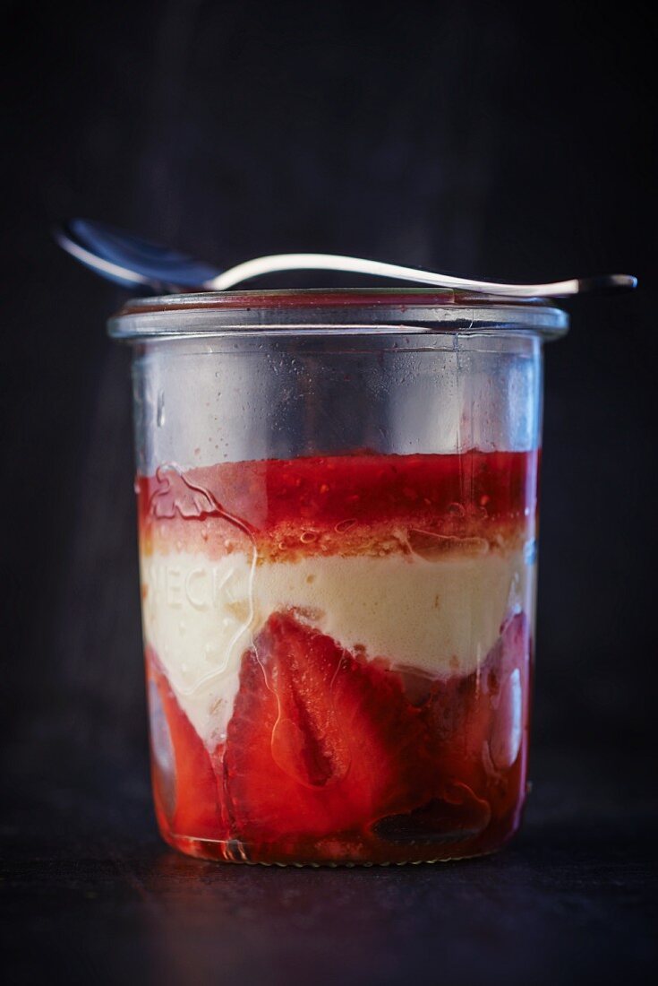 Erdbeer-Sahne-Torte im Glas