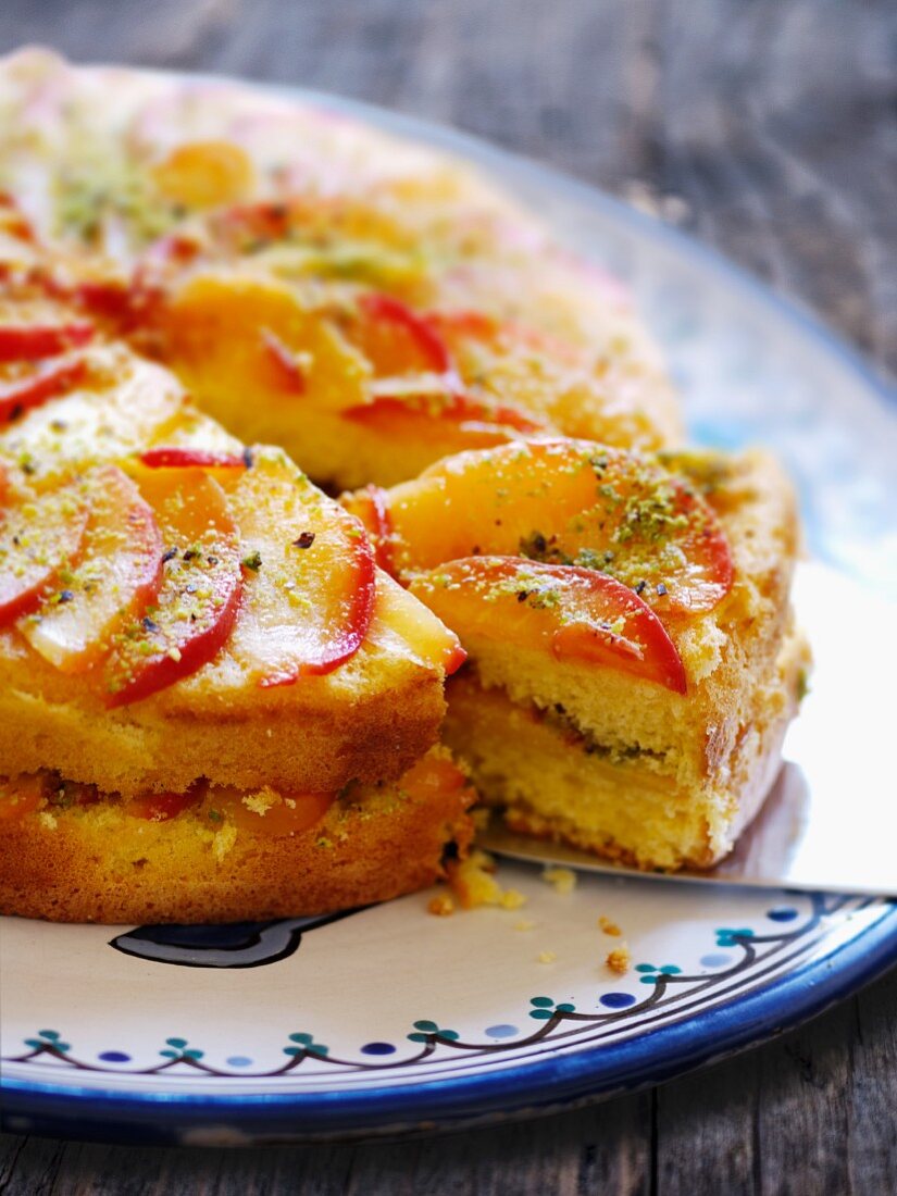 Biskuitkuchen mit Pfirsichen, angeschnitten