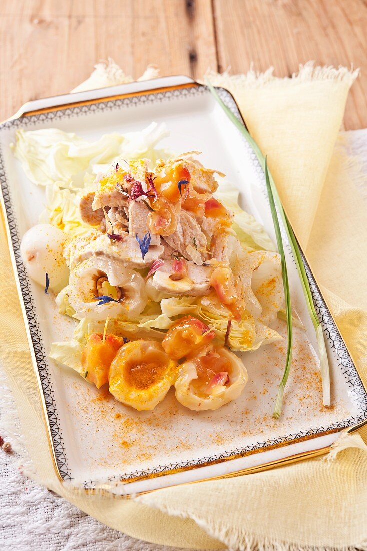 Salad with strips of chicken breast and lychee curry chutney