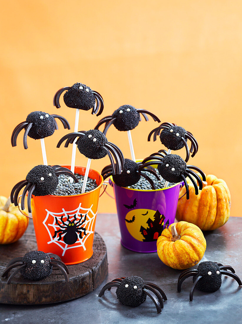 Spooky spider truffle pops