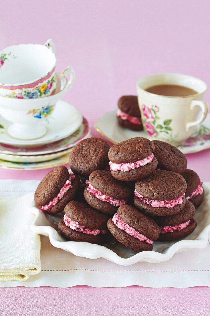 Brownie macarons with berry cream