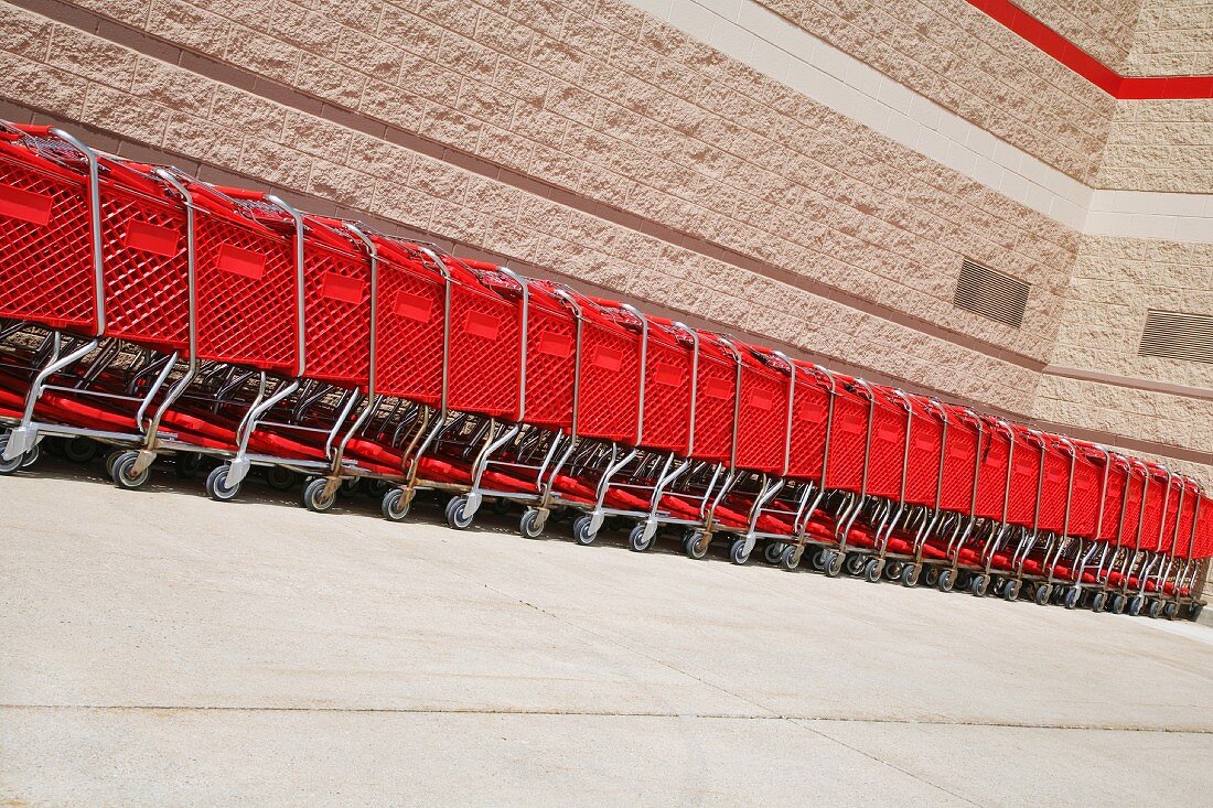 Supermarktwägen in einer langen Reihe