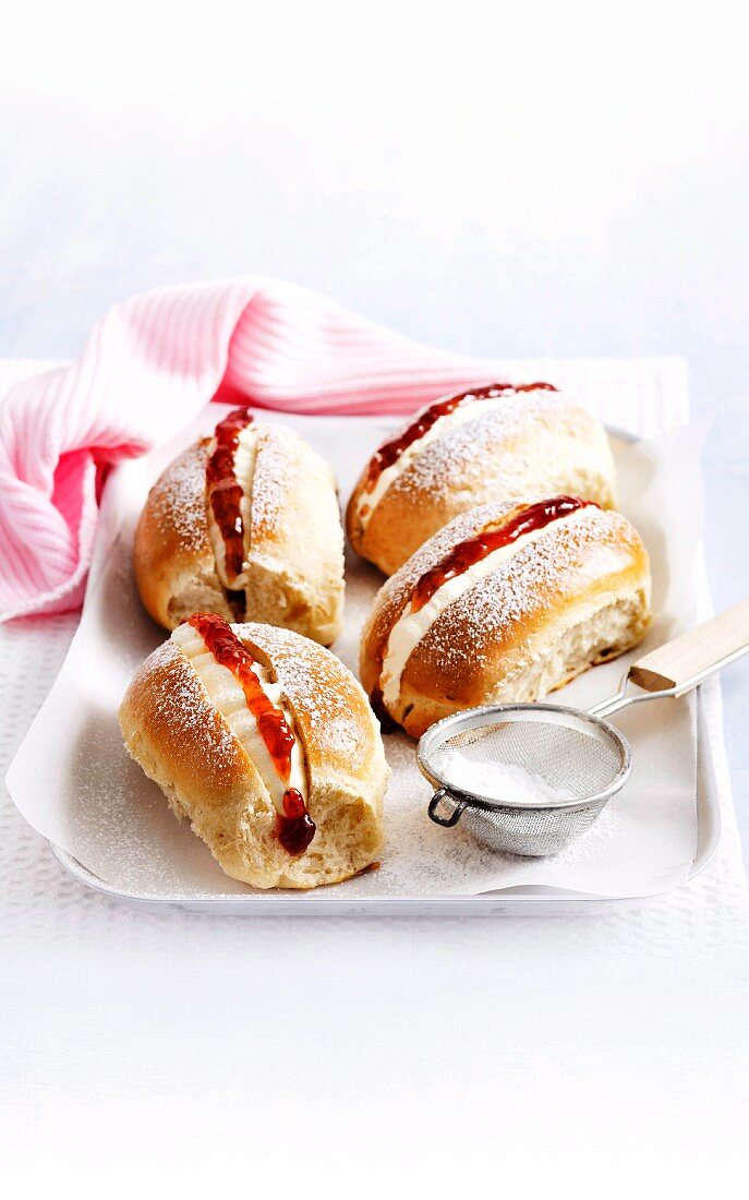 Flaumige Hefebrötchen mit Sahnefüllung und Marmelade