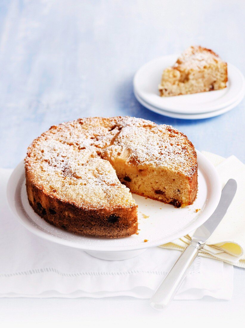 Apfelkuchen mit Rosinen, angeschnitten