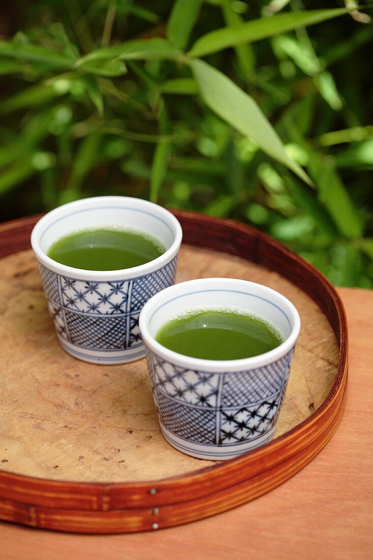 Grüner Tee in asiatischen Teeschälchen