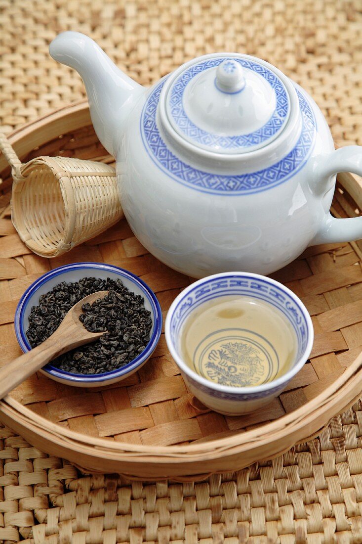 Gunpowder-Tee in Kanne & Teeschälchen