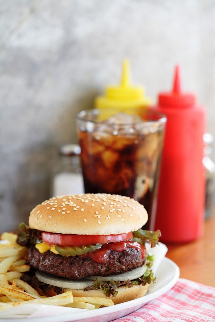 Hamburger mit Pommes & Cola auf Restauranttisch