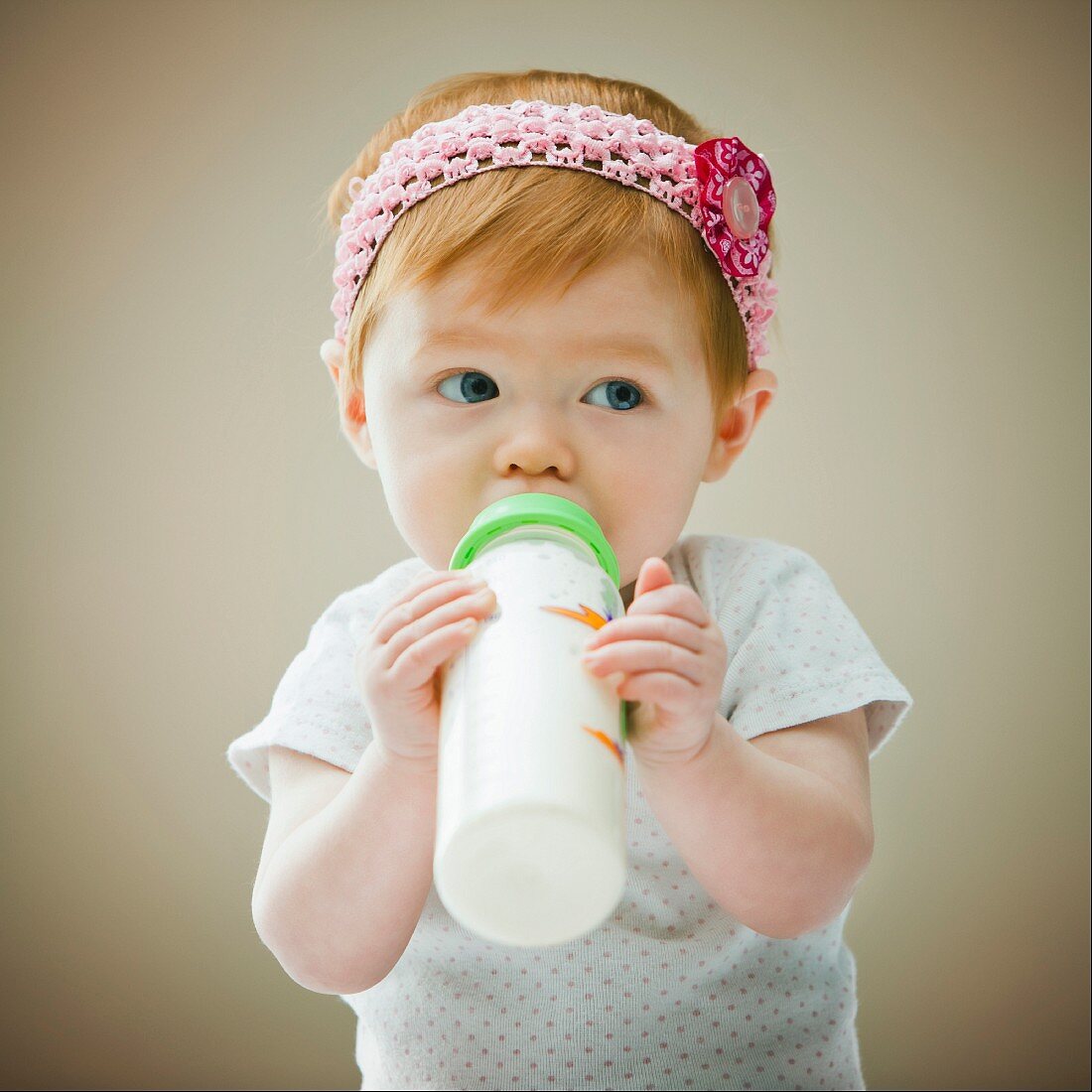Ein Baby mit Milchflasche