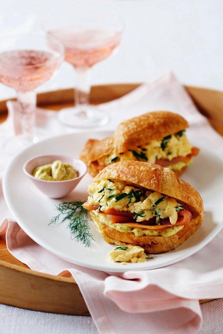 Croissants mit Rührei und Räucherlachs zum Valentinstag