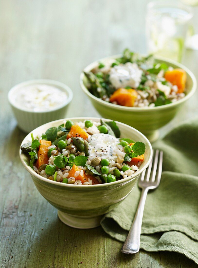 Brauner Reissalat mit Kürbis, Erbsen und Tzatziki