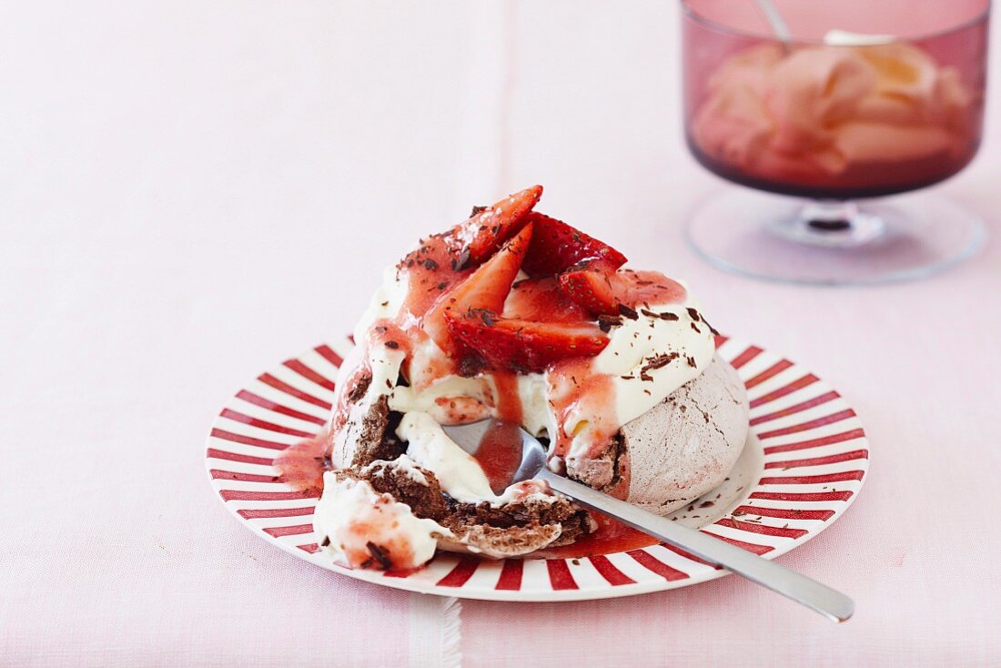 Pavlova with strawberries and chocolate