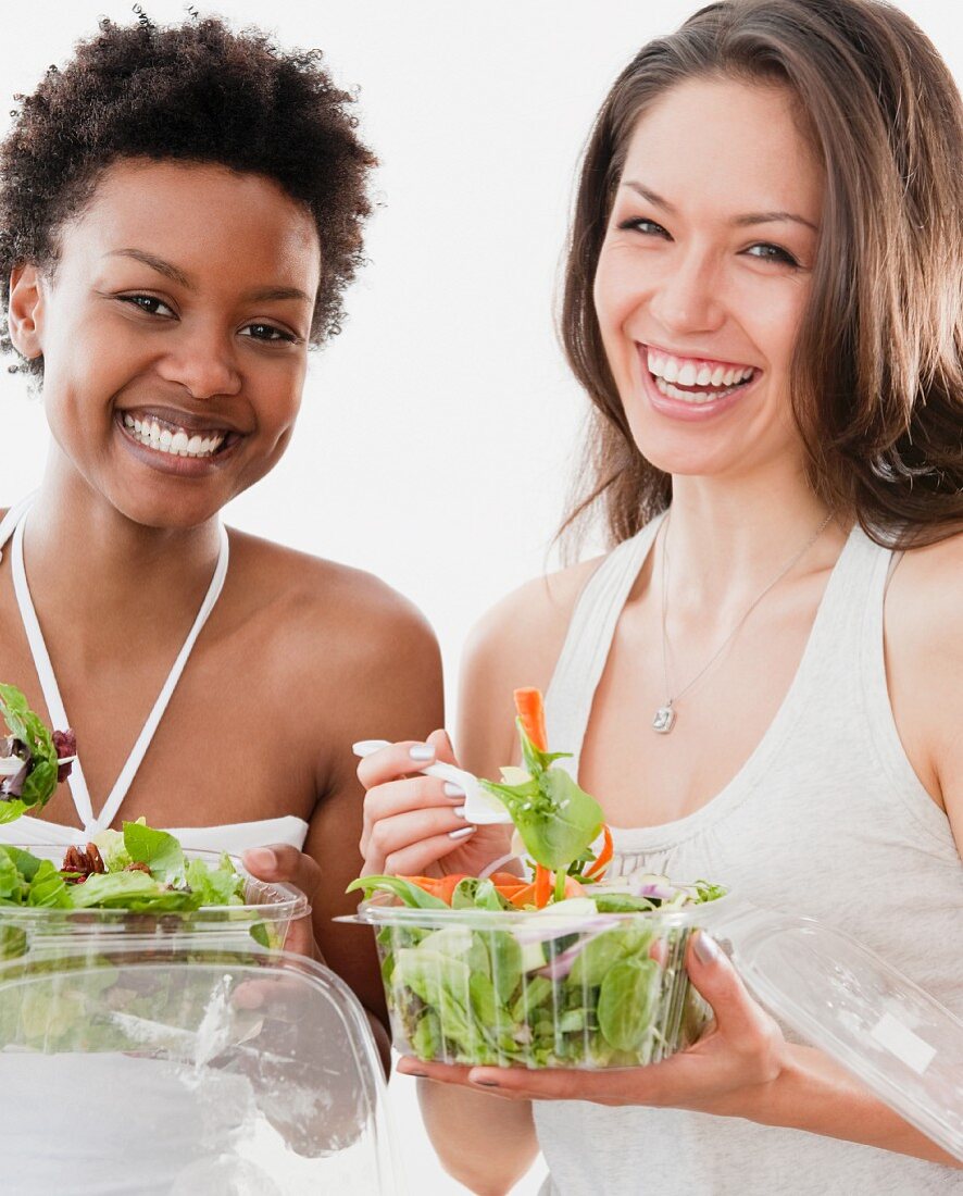 Lachende Frauen mit Salat