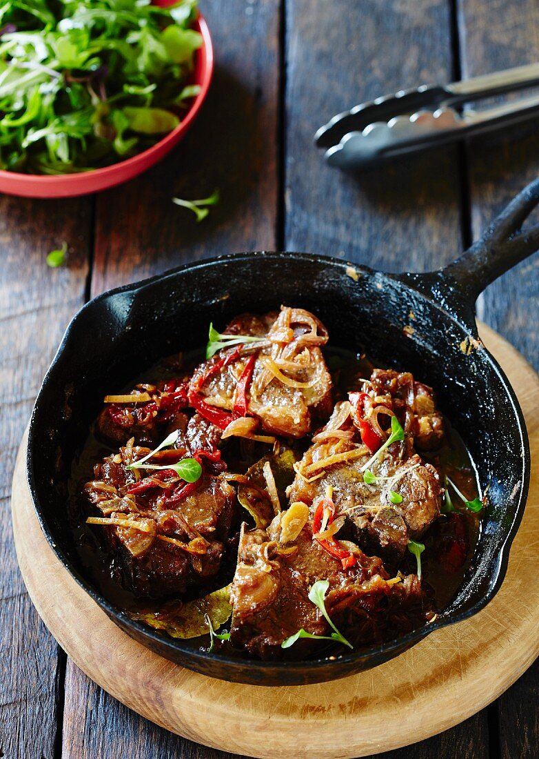 Lammkoteletts mit karamellisierten Zwiebeln und Blattsalat (Asien)