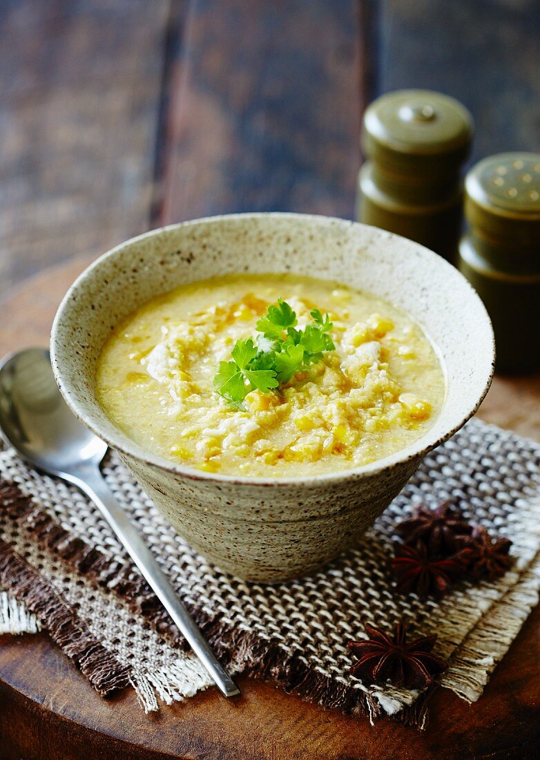 Chicken and sweetcorn soup with star anise (China)