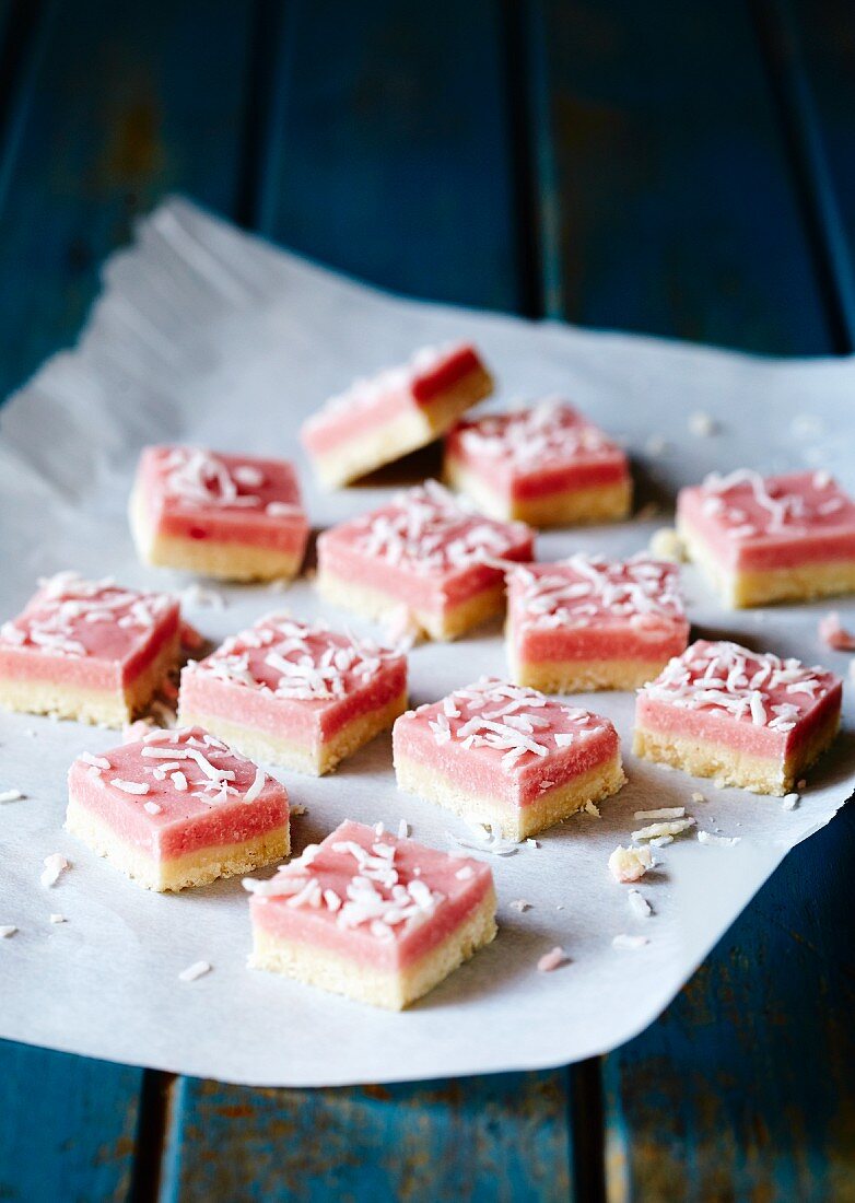 Kokoseisschnitten mit Kokosraspeln