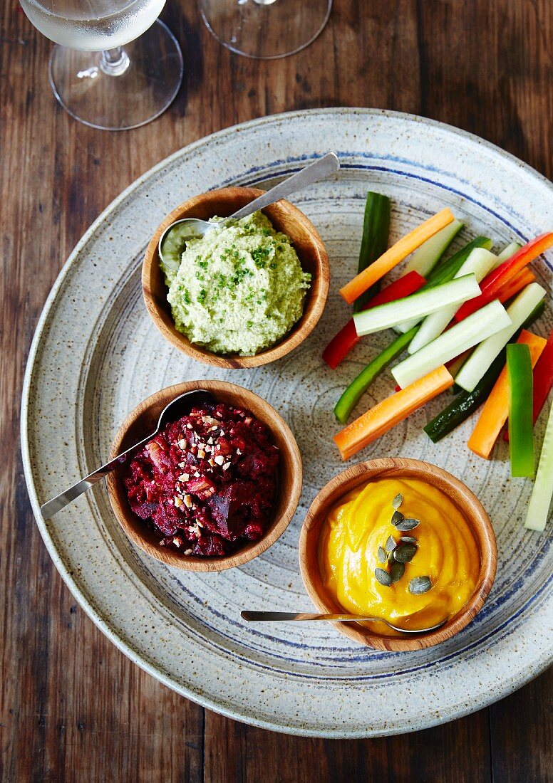 Verschiedene Dips (Spinat, Rote Bete, Kürbis) mit Gemüsesticks