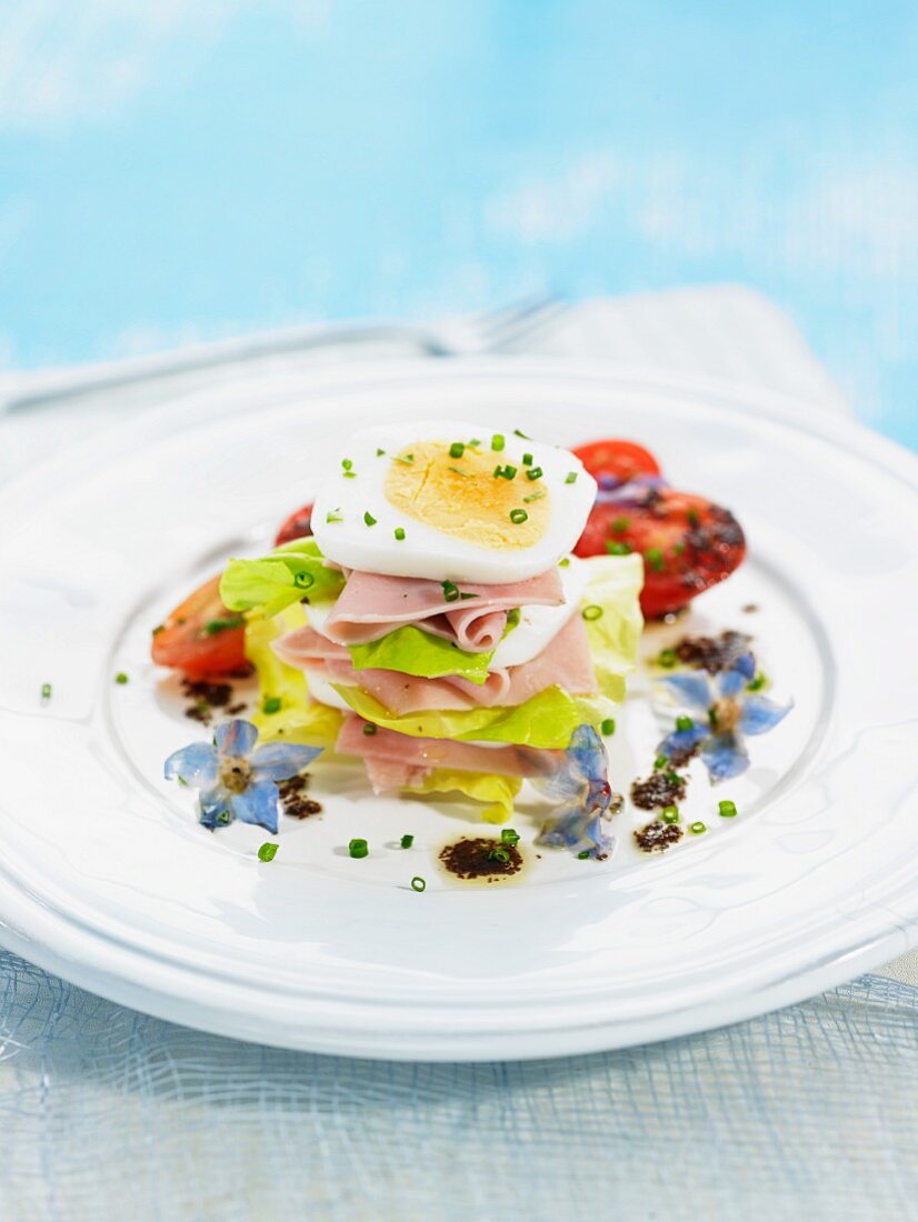 Turm aus Kopfsalat, Schinken und hartgekochtem Ei