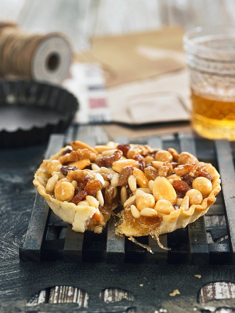 Nut tartlet with raisins and honey