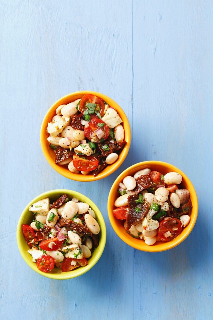 Bean salad with mozzarella, cherry tomatoes, sundried tomatoes and herbs