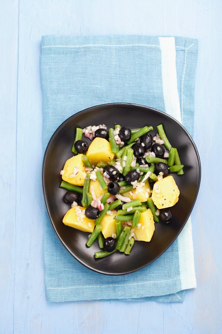 Kartoffelsalat mit grünen Bohnen, Oliven und Vinaigrette