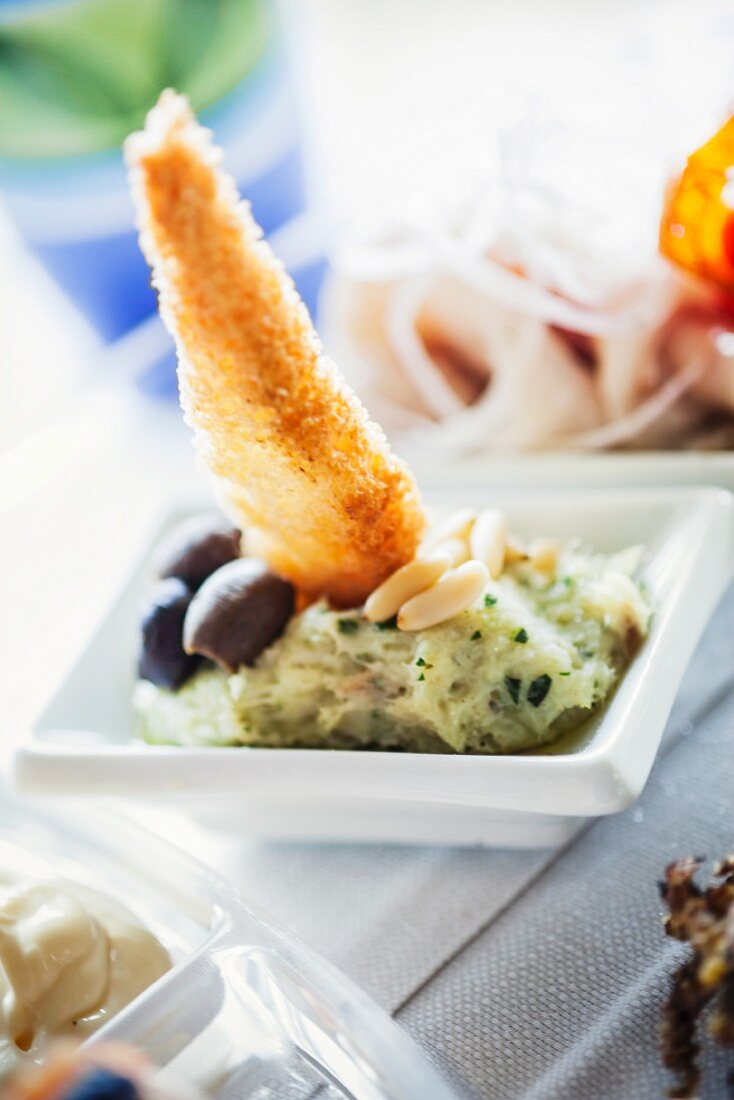 Stockfischcreme mit Oliven, Pinienkernen und Röstbrot