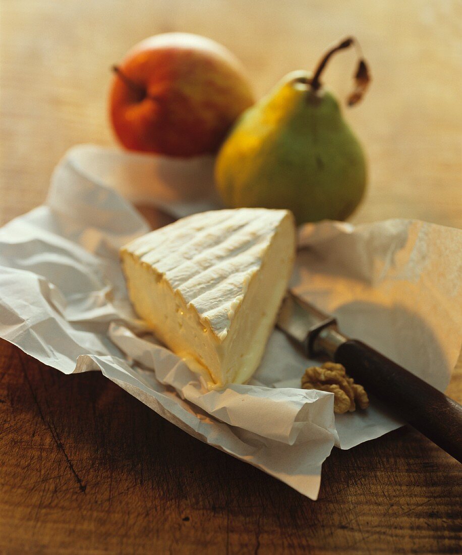 Stillleben mit Brie, Birnen & Nüssen